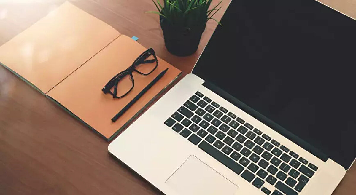 Üniversite e-kayıt ile zaman kazanın<br><br>2025 üniversite e-kayıt tarihleri YÖK tarafından açıklandı ve adayların işlemlerini online olarak yapabilmesi büyük kolaylık sağlıyor. e-Kayıt sayesinde üniversiteye gitmeden kısa sürede kayıt yapabilir, şahsen kayıt için zaman kaybetmeden eğitim hayatınıza başlayabilirsiniz.