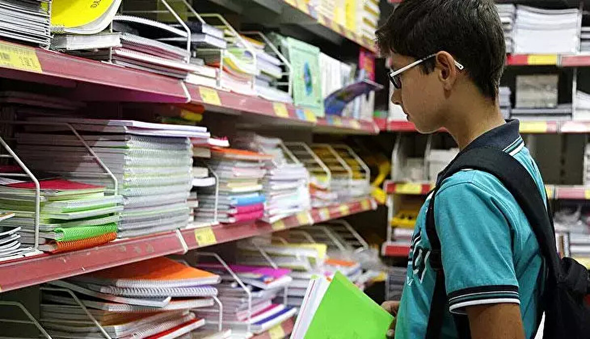 Kırtasiye yardımı başvurusu nasıl yapılır?<br><br>Kırtasiye yardımından yararlanmak isteyen vatandaşlar, e-Devlet üzerinden Eğitim Öğretim Yardımı Talebi sayfasına giriş yaparak başvuru işlemini gerçekleştirebilir. Bu destek yılda bir kez toplu olarak ödenir ve öğrenim durumu YÖK ile MEB sistemleri üzerinden tespit edilir.<br><br>Başvuru için şu adımlar izlenir:<br><br>www.turkiye.gov.tr adresine T.C. kimlik numarası ve e-Devlet şifresi ile giriş yapılır.<br><br>Arama çubuğuna “Eğitim Öğretim Yardımı Talebi” yazılır.<br><br>Açılan başvuru formu doldurularak işlem tamamlanır.