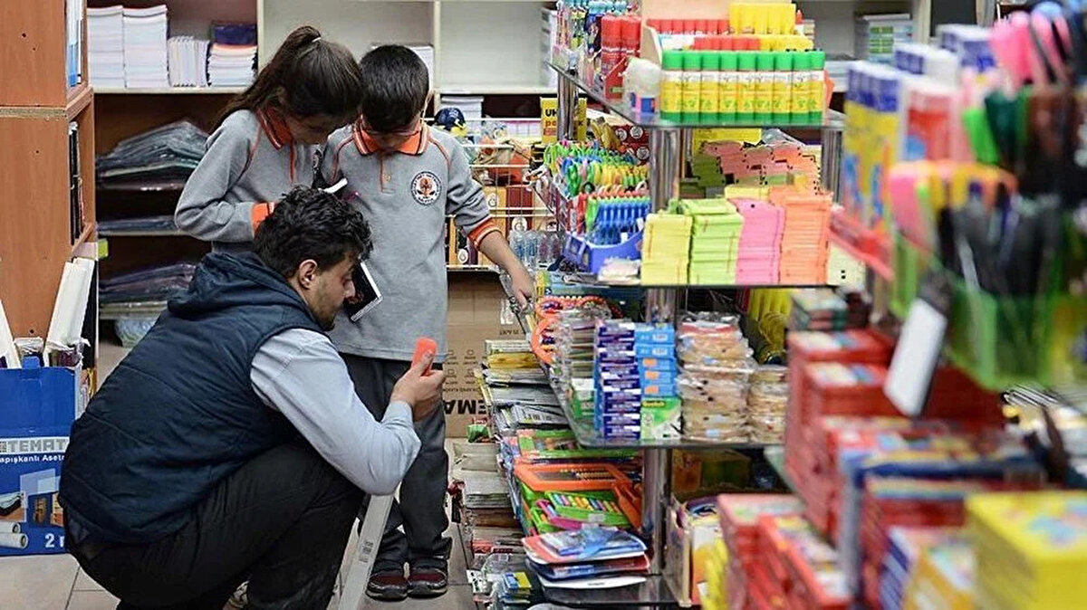 Kırtasiye yardımı ne kadar?<br><br>2025 yılı için kırtasiye desteği ödemelerinin miktarı her yıl Hazine ve Maliye Bakanlığı tarafından belirleniyor. Ödemeler, başvurusu onaylanan hak sahiplerine toplu olarak yatırılacak.<br><br>Okulların açılmasına kısa süre kala aileler için büyük önem taşıyan kırtasiye yardımı başvuruları başladı. e-Devlet üzerinden hızlı ve kolay bir şekilde yapılabilen bu destek, eğitim masraflarını hafifletmek için önemli bir katkı sunuyor.