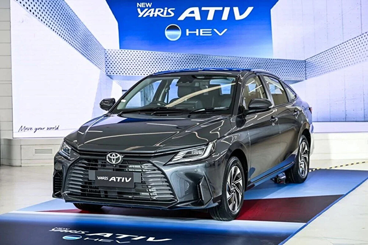 Üç farklı gövde rengiyle sunulan Yaris Ativ HEV GR Sport; Platin Beyaz İnci, Kırmızı Mika Metalik ve Attitude Siyah Mika seçenekleriyle tercih edilebiliyor. İç mekânda ise siyah sentetik deri döşeme, gri dikişler ve direksiyon ile koltuk başlıklarına işlenen GR logoları göze çarpıyor.<br><br>Donanım tarafında Pioneer altı hoparlörlü ses sistemi, 10,1 inç bilgi-eğlence ekranı, kablosuz şarj, otomatik klima, ambiyans aydınlatması ve Toyota Safety Sense sürücü destek sistemi standart olarak sunuluyor.