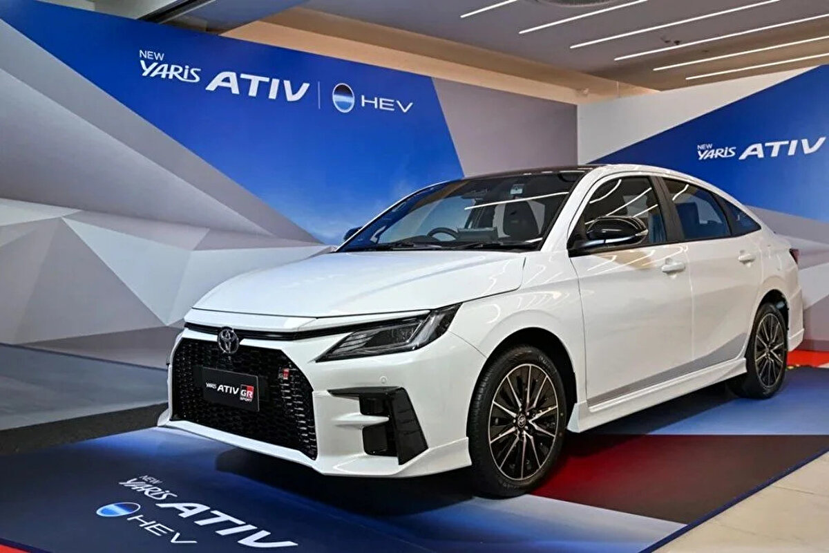 Toyota Yaris Ativ GR Sport tasarımı ve donanım özellikleri<br><br>GR Sport versiyonu, Gazoo Racing paketinin getirdiği agresif gövde kitiyle dikkat çekiyor. Yeniden tasarlanan ön tampon, daha büyük hava girişleri, derin yan etekler, arka difüzör ve siyah spoyler gibi detaylarla sportif bir görünüm sağlanıyor. 17 inç alaşım jantlar, tavan ve ayna kapaklarında siyah detaylar ve GR amblemleri tasarımı tamamlıyor.
