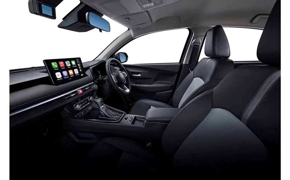 Hibrit motor istemeyenler için Toyota, 93 beygir gücünde 1.2 litrelik benzinli motoru CVT şanzımanla birlikte Premium Luxury, Premium, Smart ve Sport donanım seviyelerinde sunmaya devam ediyor.