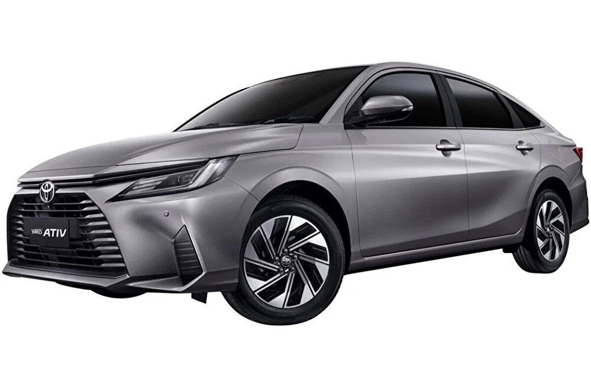 Toyota Yaris Ativ hibrit fiyatı ne kadar?<br><br>Tayland’da satışa çıkan Yaris Ativ HEV, Toyota’nın en uygun fiyatlı hibrit modeli konumunda. Premium versiyon 719.000 baht (yaklaşık 22.200 dolar), GR Sport versiyonu ise 769.000 baht (yaklaşık 23.800 dolar) başlangıç fiyatına sahip. 1.2 litrelik benzinli versiyonun fiyatı ise 549.000 baht (yaklaşık 17.000 dolar).<br><br>Bodykit sevenler için opsiyonel Charismo Drift paketi 19.990 baht (620 dolar), GR aksesuar paketi ise 28.990 baht (900 dolar) fiyat etiketiyle sunuluyor.