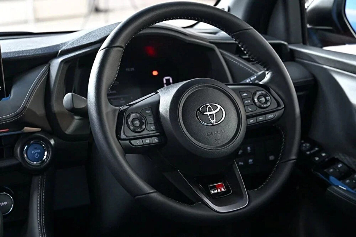Toyota Yaris Ativ Türkiye’ye gelecek mi?<br><br>Toyota, Yaris Ativ HEV’in üretildiği Tayland dışında Güneydoğu Asya başta olmak üzere 23 ülkeye ihraç edileceğini açıkladı. Ancak modelin Türkiye’de satışa sunulup sunulmayacağına dair resmi bir açıklama henüz yapılmadı.<br><br>Nikkei’nin verilerine göre Japon otomobil üreticileri Tayland pazarında Çinli markalar karşısında pazar payı kaybı yaşıyor. Toyota’nın pazar payı son yıllarda yüzde 90’dan yüzde 71’e gerilese de, yüzde 38’lik oranla lider konumunu koruyor. Yaris Ativ HEV, uygun fiyatlı hibrit seçenek arayan müşterilere hitap ederek Toyota’nın pazar payını koruma stratejisinin bir parçası olarak görülüyor.