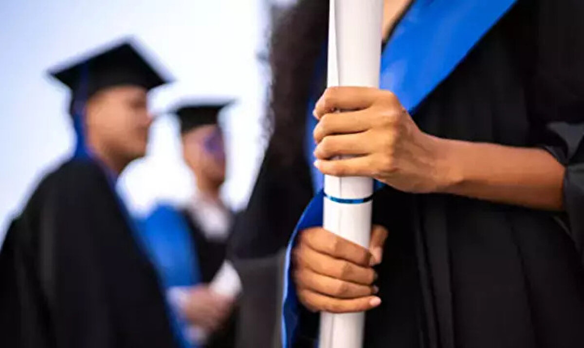 KYK bursu hangi durumlarda kesilir?<br><br>KYK bursu; öğrencinin başarısız olması, öğretim kurumundan ayrılması, en az bir dönem uzaklaştırma cezası alması, kayıt dondurması, yurttan çıkarma cezası alması veya kesin hükümle mahkum olması gibi durumlarda kesilebilmektedir. Ayrıca hesaba aktarılan bursun 6 ay içinde çekilmemesi de bursun iptaline yol açabilir.