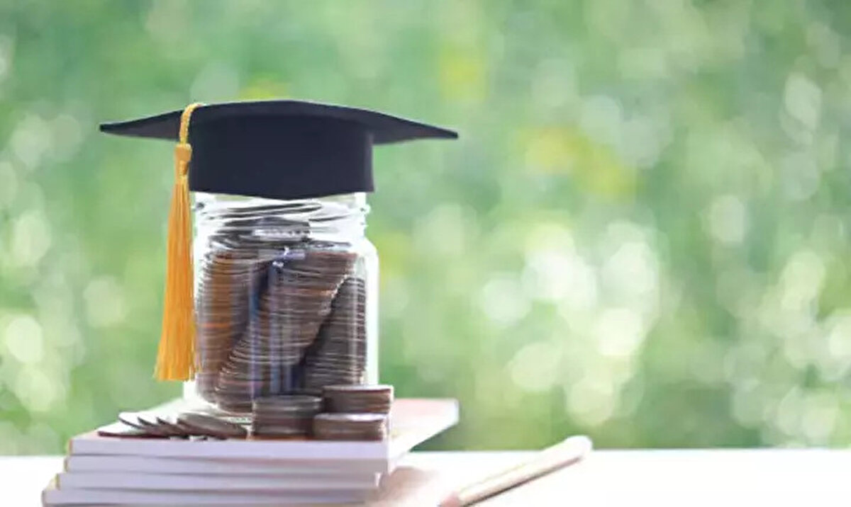 <br>KYK burs başvuru şartları neler?<br><br>2025-2026 KYK bursu için öncelikli başvuru hakkı bulunan öğrenciler şunlardır:<br><br>Şehidin bekar çocukları veya çocuğu yoksa bekar kardeşleri<br><br>Gaziler ile gazi bekar çocukları<br><br>Sağlık kurulu raporu ile %40 ve üzeri engelli öğrenciler<br><br>Anne ve babası vefat etmiş bekar öğrenciler<br><br>Aile ve Sosyal Hizmetler Bakanlığı korumasında yetişenler veya Çocuk Koruma Kanunu kapsamında koruma altına alınanlar<br><br>Lise öğrenimini Darüşşafaka’da tamamlayanlar<br><br>Bakanlıkça belirlenen kriterlere uyan milli sporcular<br><br>ÖSYM tarafından yapılan sınavlarda alan yeterlilik sınavında ham puan bazında ilk 100’e giren öğrenciler