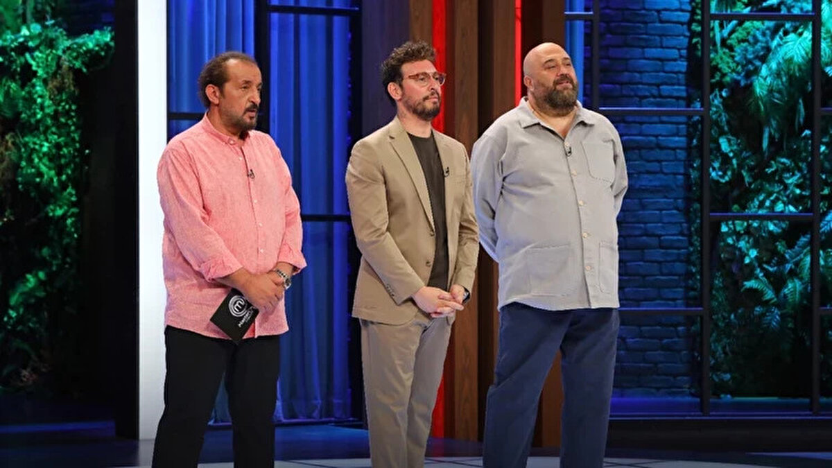 MasterChef Türkiye 2025 sezonunda heyecan her geçen bölüm artıyor. 23 Ağustos 2025 Cumartesi akşamı yayınlanan son MasterChef bölümünde haftanın son dokunulmazlık oyunu ve eleme adayları belli oldu. TV8 ekranlarında yayınlanan yarışmada Mavi ve Kırmızı takımlar, şefler Danilo Zanna, Mehmet Yalçınkaya ve Somer Sivrioğlu’nun belirlediği zorlu menüyü en iyi şekilde hazırlamak için kıyasıya mücadele etti. İzleyicilerin merakla takip ettiği “MasterChef eleme adayları 23 Ağustos 2025”, “dokunulmazlığı kim kazandı” ve “MasterChef potaya kim gitti” soruları bu bölümde yanıt buldu. Heyecan dolu gecede dokunulmazlığı kazanan isim açıklanırken, haftanın son eleme adayı da potaya girdi. 23 Ağustos MasterChef eleme potası ve dokunulmazlık oyununa dair tüm detaylar haberimizde yer alıyor.
