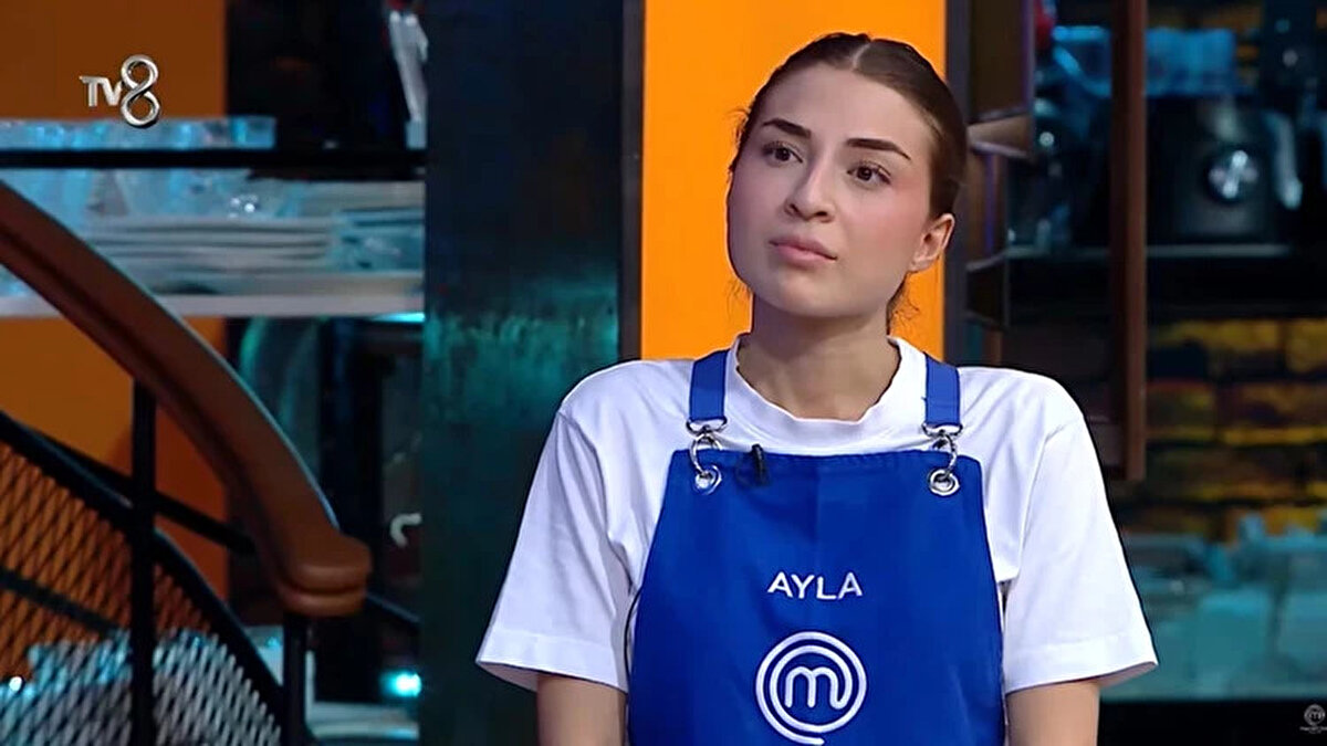 23 Ağustos MasterChef dokunulmazlık oyununu kim kazandı?<br>MasterChef Türkiye’nin 23 Ağustos 2025 Cumartesi akşamı yayınlanan bölümünde Mavi ve Kırmızı takım haftanın son dokunulmazlık oyunu için karşı karşıya geldi. Şeflerin belirlediği özel menüyü hazırlayan yarışmacılar, lezzet ve sunum açısından zorlu bir sınav verdi. Heyecan dolu gecede şeflerin titiz değerlendirmesi sonucunda dokunulmazlığı kazanan isim Ayla oldu.