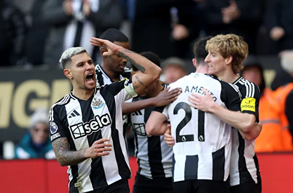 Newcastle United-Liverpool Maçı Ne Zaman ve Saat Kaçta?<br><br>İngiltere Premier Lig’in 3. haftasında oynanacak Newcastle United-Liverpool maçı 25 Ağustos Pazartesi günü saat 22.00’de başlayacak. Maç öncesinde her iki takım da sahaya galibiyet hedefiyle çıkacak. Ev sahibi Newcastle United, taraftar desteğini arkasına alarak moral depolamak isterken, Liverpool deplasmanda kazanarak ligdeki çıkışını sürdürmeyi amaçlıyor.