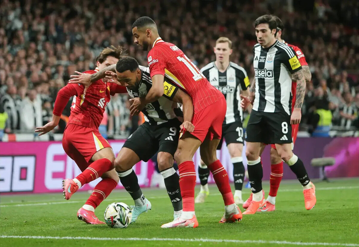 Newcastle United-Liverpool Maçı Muhtemel 11’leri<br><br>İki takımın sahaya çıkması beklenen muhtemel kadroları ise şöyle:<br><br>Newcastle United: Pope, Trippier, Schar, Burn, Livramento, Joelinton, Tonali, Guimaraes, Barnes, Elanga, Gordon<br><br>Liverpool: Alisson, Jones, Konate, van Dijk, Kerkez, Gravenberch, Mac Allister, Gakpo, Wirtz, Salah, Ekitike