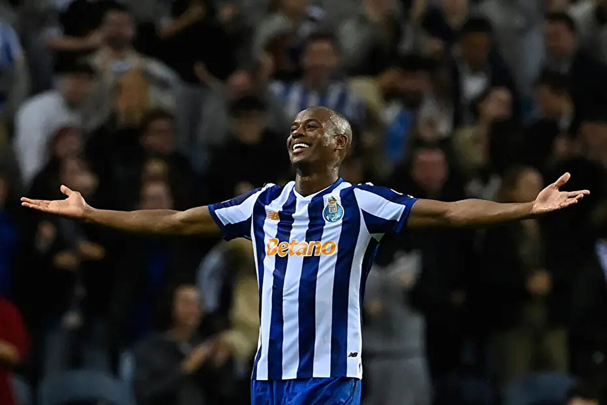 Gianluca Di Marzio'nun haberine göre Tiago Djalo transferinin önümüzdeki birkaç saat içinde tamamlanmasının beklendiği aktarıldı.<br>