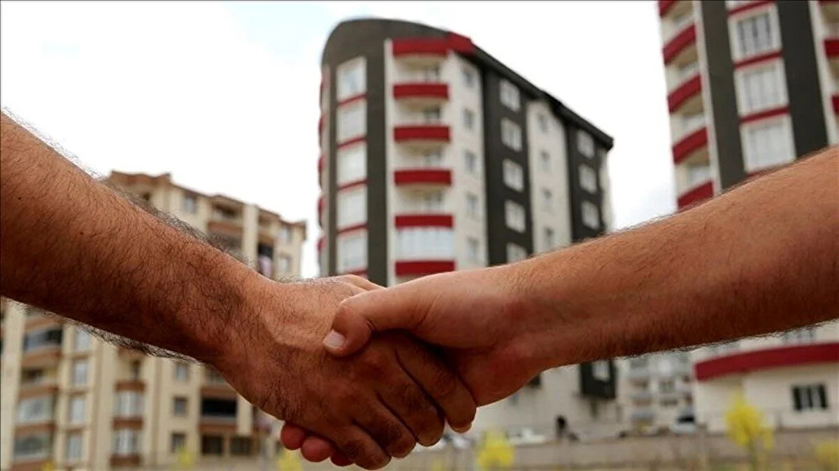 TOKİ 312 Arsa Satışı Başlıyor: 30 İlde Açık Artırma<br><br>TOKİ, 2025 yılı Eylül ayında düzenleyeceği yeni müzayede ile 30 farklı ilde toplam 312 arsayı satışa çıkarıyor. Açık artırma yöntemiyle yapılacak satışlar, hem büyükşehirlerde yatırımcıları hem de Anadolu illerinde arsa sahibi olmak isteyen vatandaşları kapsıyor.<br><br>Müzayede 10 Eylül 2025 saat 10.00’da İstanbul TOKİ Hizmet Binası Konferans Salonu ve Ankara Bilkent Otel ve Konferans Salonu’nda yapılacak. Ayrıca isteyenler www.emlakmuzayede.com.tr<br> adresinden de çevrimiçi olarak katılım sağlayabilecek.