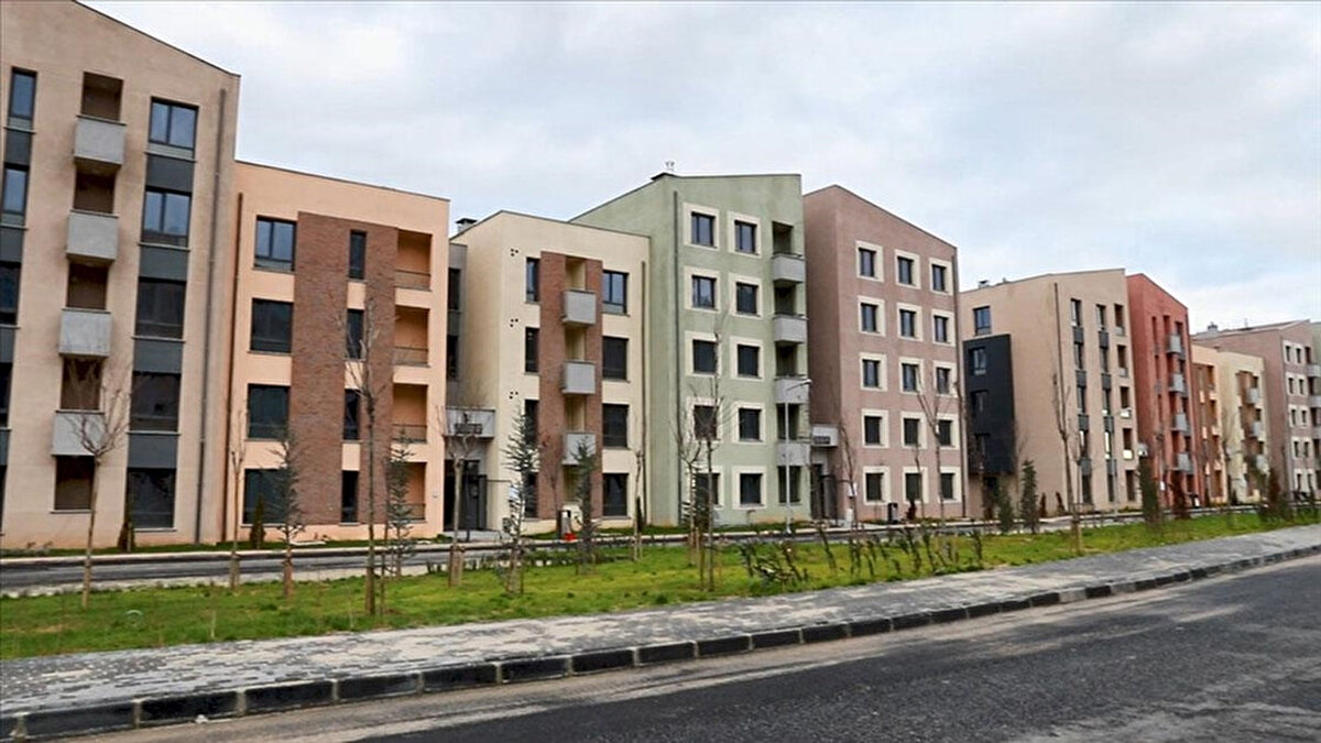 TOKİ 312 Arsa Satışı İçin Başvuru ve Detaylar<br><br>Arsa satış müzayedeleri, hem bireysel yatırımcılara hem de şirketlere açık olacak. Yatırım yapmak isteyenler, belirlenen tarihe kadar gerekli ödemeleri tamamladıktan sonra müzayedeye dahil olabilecek.<br><br>Açık artırma ile satışa çıkarılacak arsalar, hem merkezi konumları hem de ödeme kolaylıklarıyla dikkat çekiyor. TOKİ, bu satışlarla birlikte yatırımcıya uzun vadeli ödeme planı sunarken, peşin ödemelerde de indirim fırsatı sağlıyor.