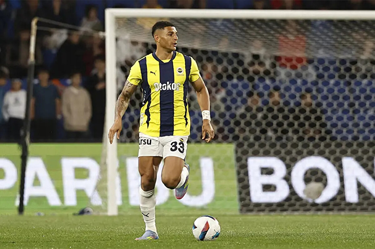 Fabrizio Romano'nun haberine göre, Fenerbahçe, Diego Carlos'la yolları ayırma kararı aldı. Sarı-lacivertliler, Brezilyalı stoper için gelecek kalıcı ve kiralık transfer tekliflerine açık.<br>