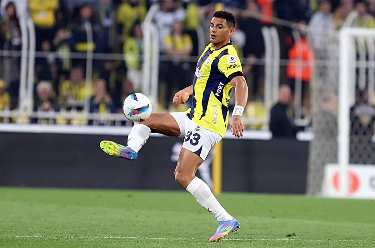 32 yaşındaki savunmacı Fenerbahçe formasıyla toplam 5 maça çıktı ve 188 dakika sahada kaldı.<br>