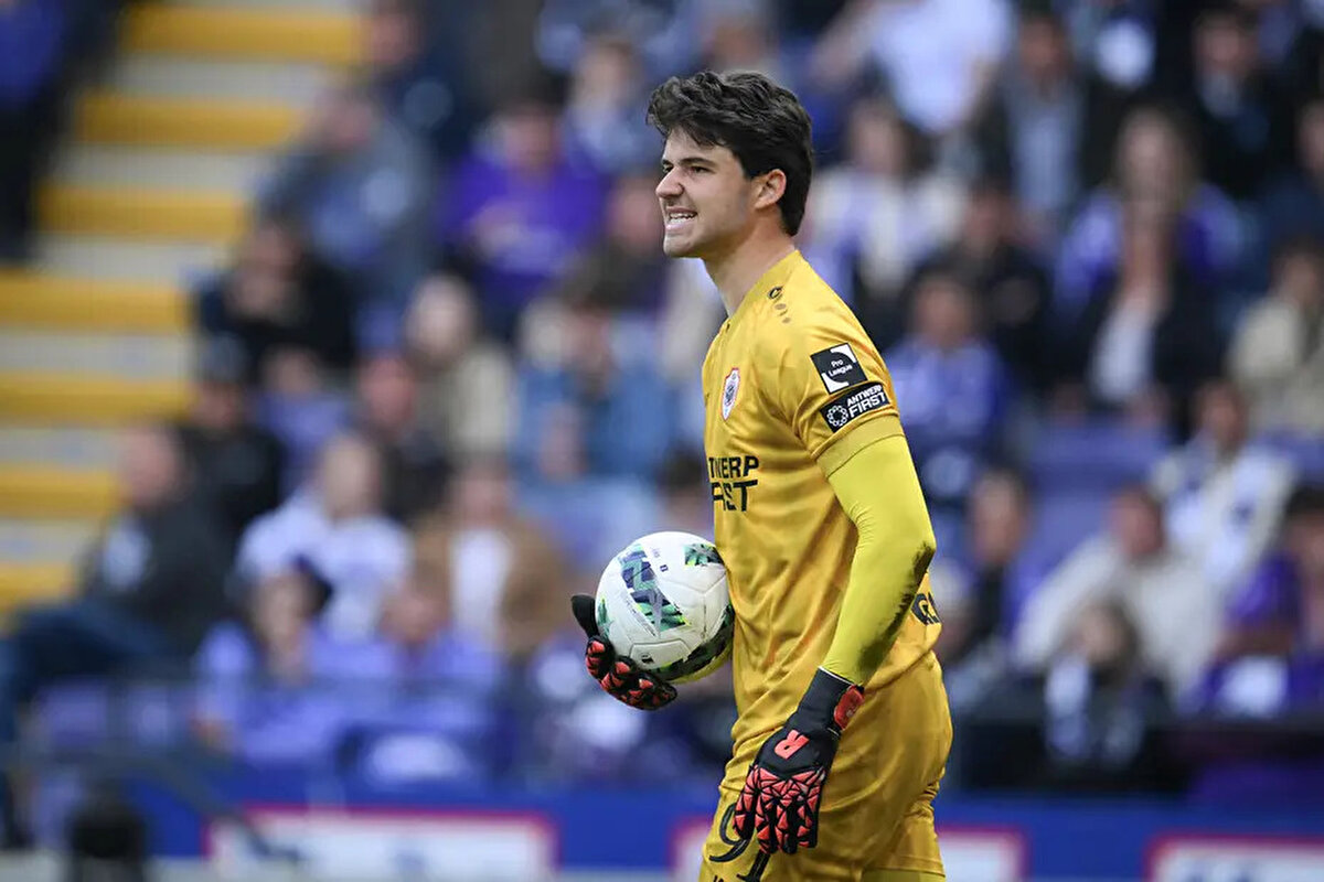 Sacha Tavolieri'nin haberine göre, Galatasaray heyeti, 23 yaşındaki eldivenin transferini görüşmek üzere pazar günü oynanan Royal Antwerp-KV Mechelen maçına gitti.<br>