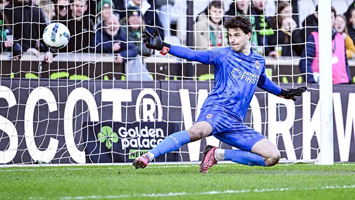 Sarı-kırmızılılar karşılaşmanın ardından Belçika ekibine yeni bir teklif sundu. Lammens'e geçen hafta Manchester City ve Manchester United'ın ilgi gösterdiği ve genç eldivenin hla bu takımların radarında olduğu ifade edildi.<br>