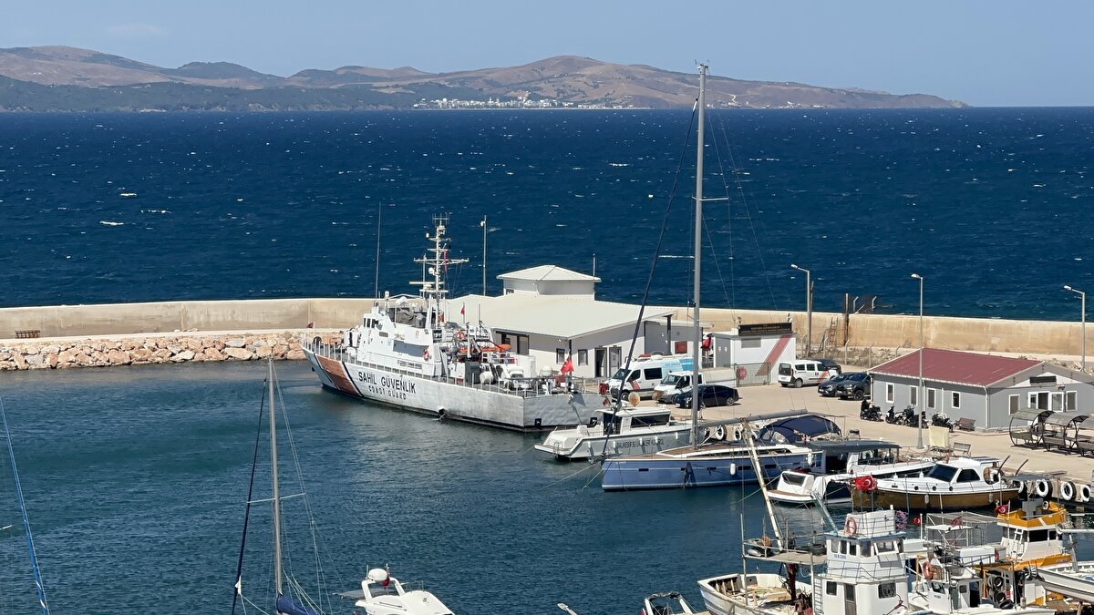 Parçalanmış halde bulundu<br><br>Sahil Güvenlik Güney Marmara Grup Komutanlığı ekipleri, verilen koordinata gitti. Sahil Güvenlik Komutanlığı’na bağlı 1 helikopter, 1 dalış timi ve 7 yüzer unsurla arama kurtarma çalışması başlatıldı. Yarı batık tekneye dalış timi de dalış yaptı ancak aramalardan sonuç alınamadı. Ekiplerin incelemesinde; parçalanmış teknenin motor seri numarasının, Halit Yukay’ın teknesiyle eşleştiği belirlendi. Sahil Güvenlik Güney Marmara Grup Komutanlığı ekiplerinin dalış gerçekleştirdiği teknenin su altı görüntülerinde parçalandığı görüldü.
