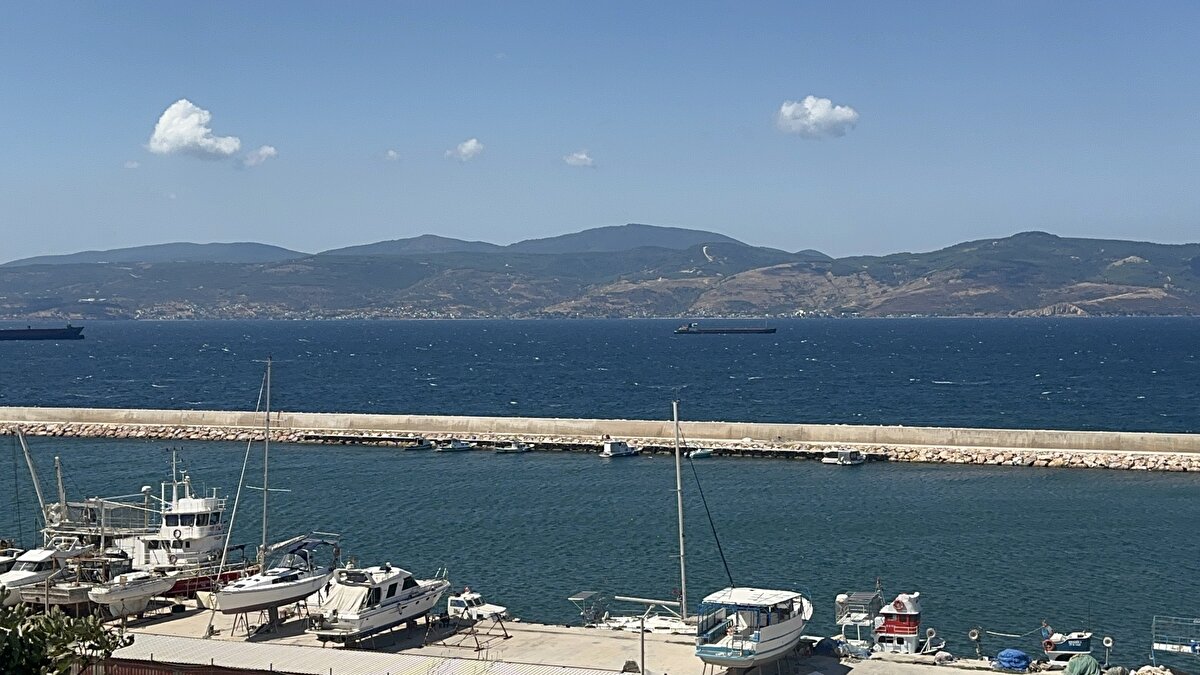 En son Kıvanç Tatlıtuğ ile konuşmuş<br><br>Öte yandan, Yukay’ın oyuncu arkadaşı Kıvanç Tatlıtuğ da soruşturma kapsamında ‘tanık’ sıfatıyla ifade verdi. Arama çalışmalarına da katılan oyuncunun, Yalova Cumhuriyet Başsavcılığı’nın yürüttüğü soruşturmada bilgisine başvurulmak üzere İstanbul’da ifadesinin alındığı belirtildi. Tatlıtuğ’un ifadesinde, kazadan önce Halit Yukay ile telefonda görüştüğünü, konuştukları sırada hattın bir anda kesildiğini, bir daha da kendisine ulaşamadığını söylediği öğrenildi. Yalova Cumhuriyet Başsavcılığı tarafından alınan ‘yetkisizlik’ kararıyla soruşturma dosyasının kazanın olduğu Marmara Cumhuriyet Başsavcılığı’na devredildiği de kaydedildi.