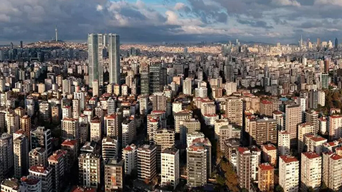 İstanbul’da En Düşük ve En Yüksek Kiralar: Bağcılar’dan Beşiktaş’a Uçurum<br><br>İstanbul’un kiralık konut piyasasında en düşük kira 3.500 TL ile Bağcılar’da, en yüksek kira ise 2,25 milyon TL ile Beşiktaş’ta kaydedildi.<br><br>Bağcılar: 3.500 TL’den başlayan kiralar, öğrenciler ve dar gelirli aileler için seçenek sunuyor.<br><br>Beşiktaş, Nişantaşı, Kadıköy: Lüks rezidanslar, boğaz manzaralı daireler ve prestijli semtlerdeki evler kiraları astronomik seviyelere çıkarıyor.<br><br>Bu uçurum, İstanbul’da bölgesel gelir farklarını ve kiracıların yaşam maliyetindeki zorlukları ortaya koyuyor.