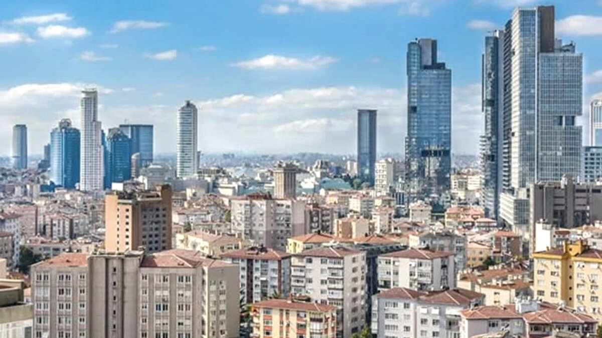 İstanbul’un Konut Piyasası: Uçurum Derinleşiyor<br><br>İstanbul’da kira ve satılık fiyatları arasındaki uçurum, gelir adaletsizliğinin yanı sıra sosyoekonomik farklılıkların da altını çiziyor. Bağcılar’da 3.500 TL’ye ev kiralamak mümkünken, aynı şehirde Beşiktaş’ta 2,25 milyon TL’ye kira ödemek, konut piyasasındaki dengesizliğin en çarpıcı göstergesi oldu.