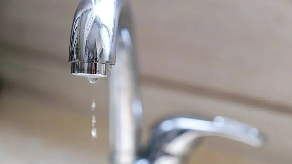 İZSU’dan Açıklama<br><br>İZSU, planlı su kesintileriyle ilgili şu ifadeleri kullandı:<br><br>“Küresel iklim krizine bağlı olarak yaşanan kuraklık ve azalan su kaynakları nedeniyle 6 Ağustos 2025 tarihi itibarıyla su tüketiminin yoğun olduğu üç bölgede, gece saat 23.00 ile sabah 05.00 arasında planlı ve dönüşümlü su kesintilerine başlanacaktır.”