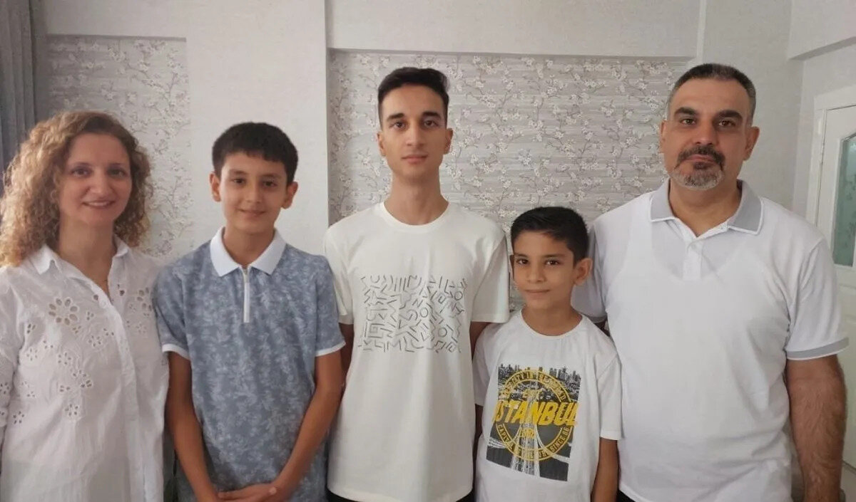 YKS Birincisi Hangi Üniversiteleri Tercih Etti?<br><br>Yükseköğretim Kurumları Sınavı’nda (YKS) Türkiye birincisi olan Ahmet Eren Özyurtseven’in üniversite tercihi netleşti. ÖSYM’nin açıkladığı yerleştirme sonuçlarıyla birlikte milyonlarca öğrencinin merakla beklediği tercih süreci sona erdi. Sınav sonrası yaptığı açıklamalarda bilgisayar mühendisliğine ilgi duyduğunu dile getiren Özyurtseven, tercihini Koç Üniversitesi Bilgisayar Mühendisliği bölümünden yana yaptı.