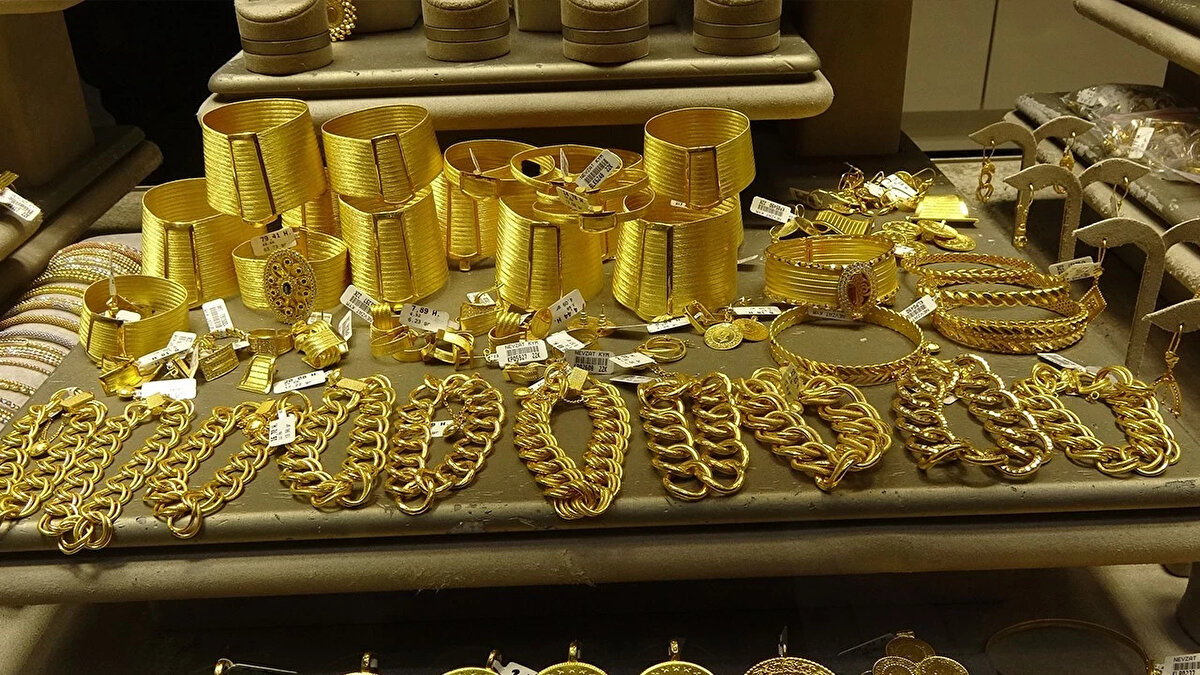 Bugüne baktığımız zaman yine eze eze, altını eze eze yine birinciliği yerden bırakmayan bir gümüş var karşımızda. O yüzden yatırımcılara diyoruz ki; birikimlerinizi, portföylerinizi çeşitlendirin, sadece değerli metaller tarafında altın değil, gümüş de mutlaka portföylerinizde olması lazım. 