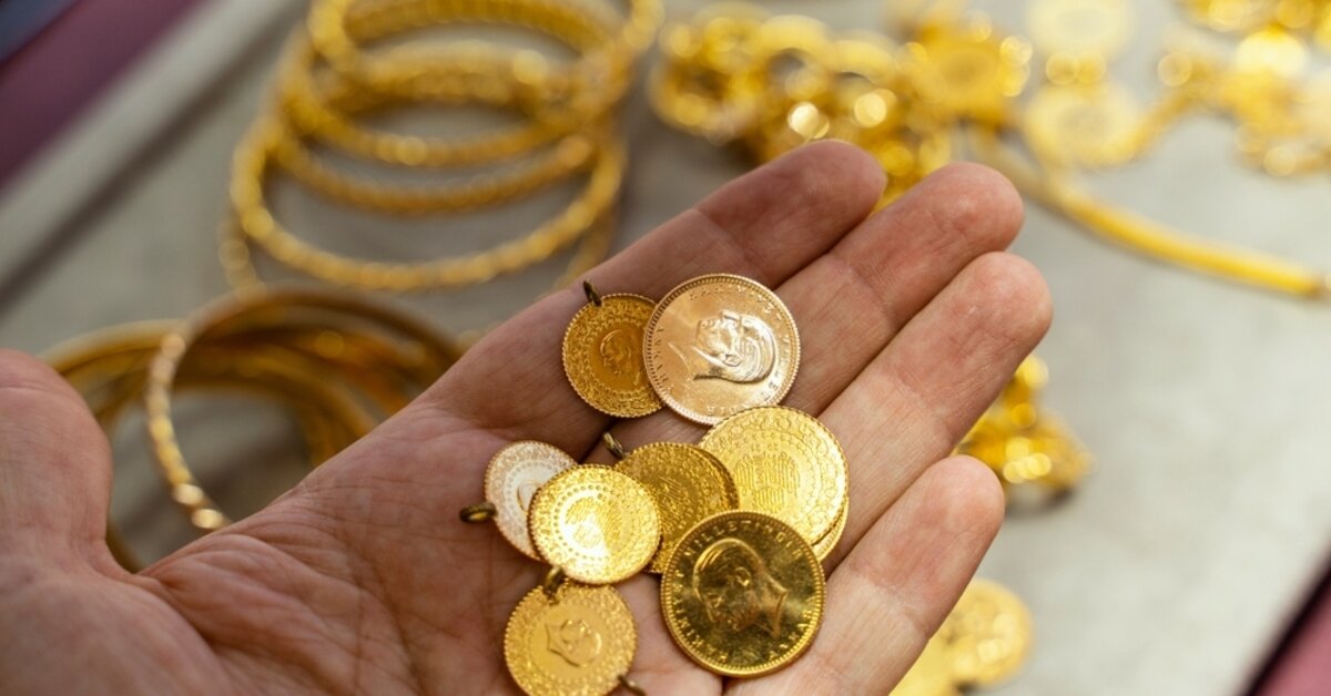 "Özellikle Nisan ayında ons altın 3500 dolar seviyesine yükselince altın altın gümüş radyosu nedeniyle çok ucuz kalmıştı. O yüzden Nisan ayında yatırımcılara altını değil gümüşü takip edin, gümüş çünkü yılı birincilikle bitirebilir... Bakın her ne kadar geleneksel yatırım aracımız altını takip etsek de altına yönelsek de aslında gümüş altını tahtından etti. Altından daha fazla kazandırdı. Ons altın yüzde 29 civarında kazandırırken ons gümüş yüzde 35 civarında kazandırdı.