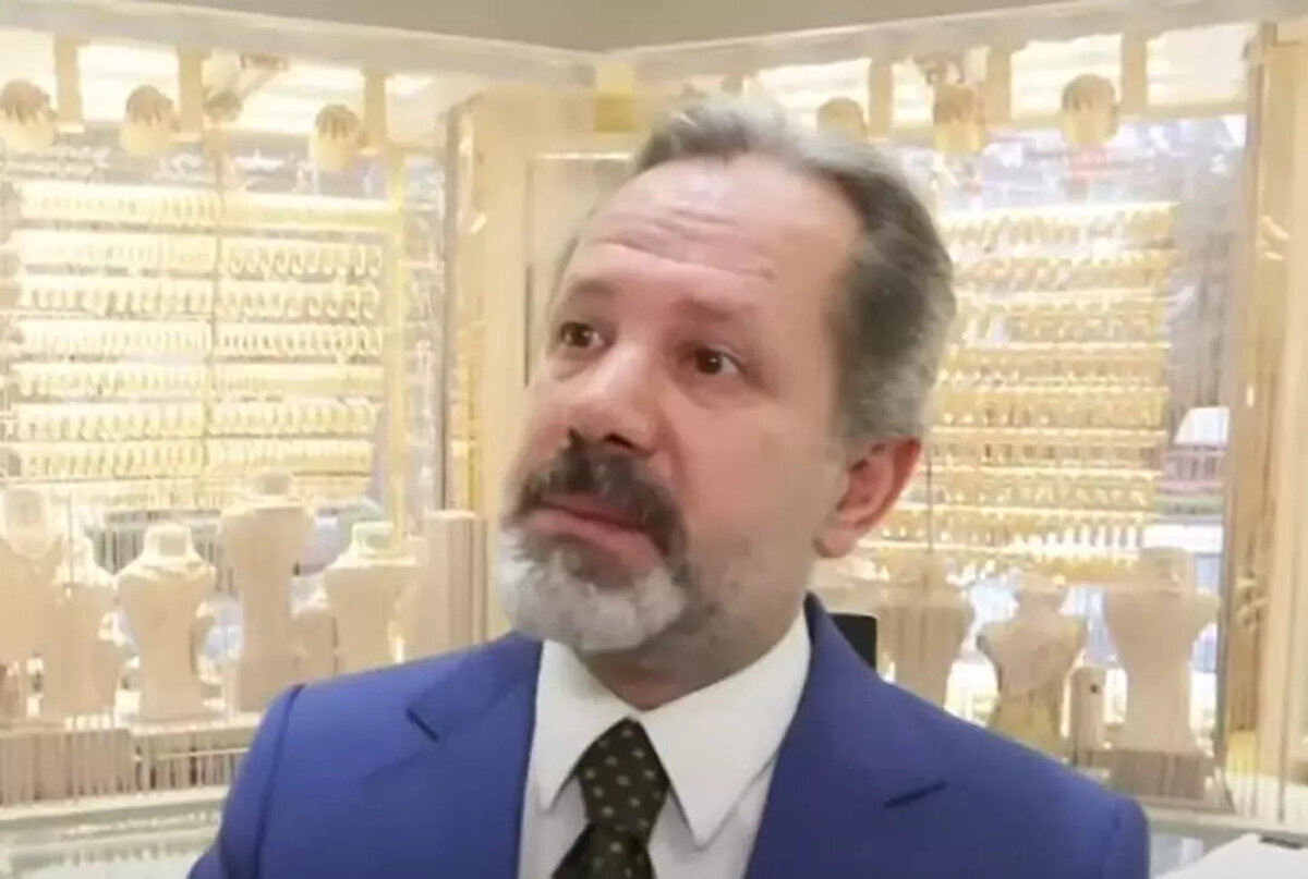 "ALTINI EZE EZE YİNE BİRİNCİLİĞİ BIRAKMAYAN BİR GÜMÜŞ VAR"<br><br>Yine gram gümüş gram altını yine tahtından etti. Bugün gram gümüş 51 lira seviyesinin üzerinde, ons gümüş 39 dolar seviyesinin üzerinde. Bu şu demek oluyor; yıllık getiride, sabit getiride gümüş altından fazla bir getiri sağladı. Ve 2020 yılındaki rakamlara bakalım, bundan 5 yıl önce; gümüşün gram fiyatı 2,5 lira seviyesindeydi, gümüşün ons fiyatı 12 dolar seviyesindeydi. 