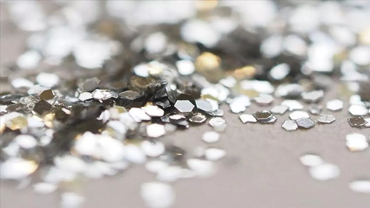 GÜMÜŞTE BEKLENTİLER NE?<br><br>1 Ocak tarihinde şöyle bir açıklama yapmıştım kamuoyuna; şimdi altın mı gümüş mü? Gümüş olarak cevap vermiştik. Değerli metaller de kendi aralarında yarışıyor. Dolayısıyla gümüşün gram fiyatında yıl sonu hedefimiz 55 lira. Ons tarafta da 45 dolar seviyesi ile alakalı öngörümüzü Ocak ayında açıkladık ve şu anda 40 dolar seviyesinde olan bir 5 dolarlık bir alanı daha var yukarıda, teknik olarak ve gram tarafında da 55 lira seviyesinde hedef konumunda olduğunu açıklamıştım. Yine 51 lira seviyesindeyiz. Bir 4 liralık bir alanI daha var teknik olarak. Ama biraz daha uzun vadeli düşünmek lazım yatırım araçlarını. Yani gümüş kısa vadeli alınan, satılan veya yatırımcılara böyle al-sat'ta para kazandıran bir emtia değildir. Gümüş 11 ay bekletir, 1 ay zengin eder. 