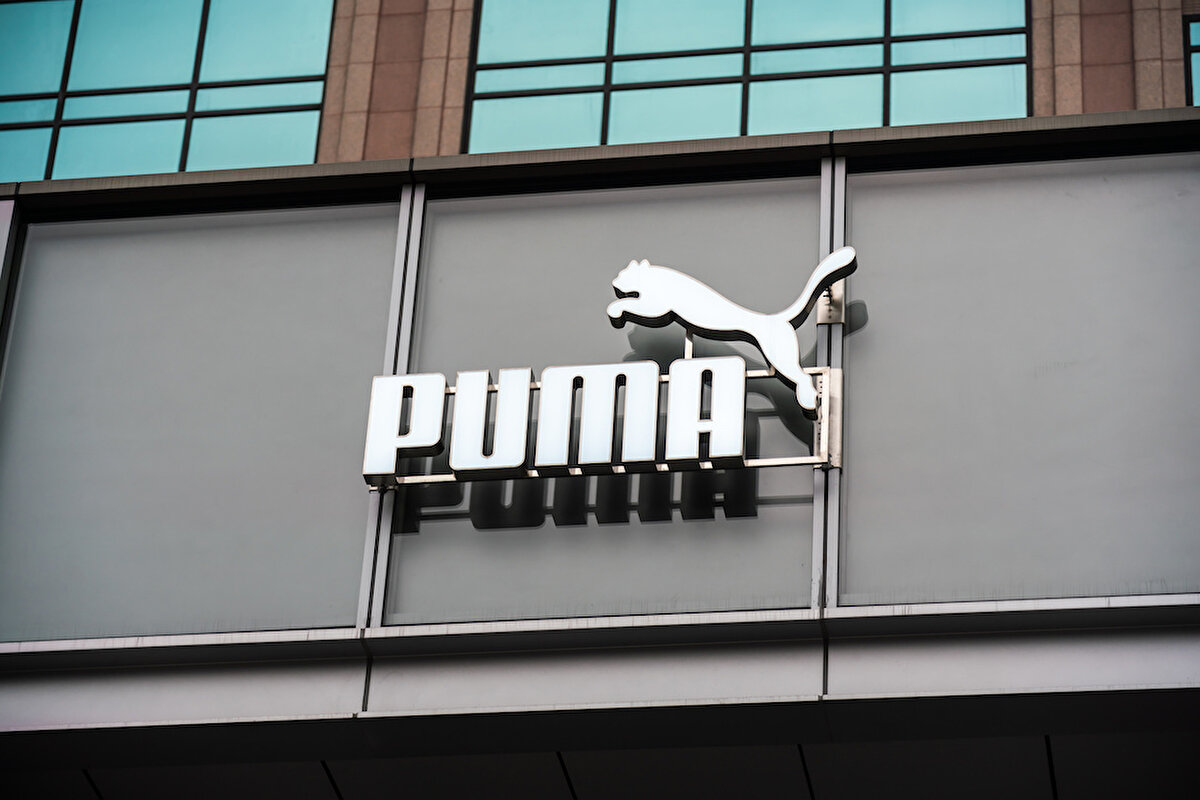 HİSSELERİ YÜZDE 50 DÜŞTÜ<br><br>Puma hisseleri, spor ve egzersiz ekipmanlarına olan talebin zayıflığı ve ABD gümrük vergilerinin etkisiyle ilgili endişeler nedeniyle son 12 ayda yüzde 50 değer kaybetti. Şirketin piyasa değeri şu anda yaklaşık 2,6 milyar Euro (3 milyar dolar).