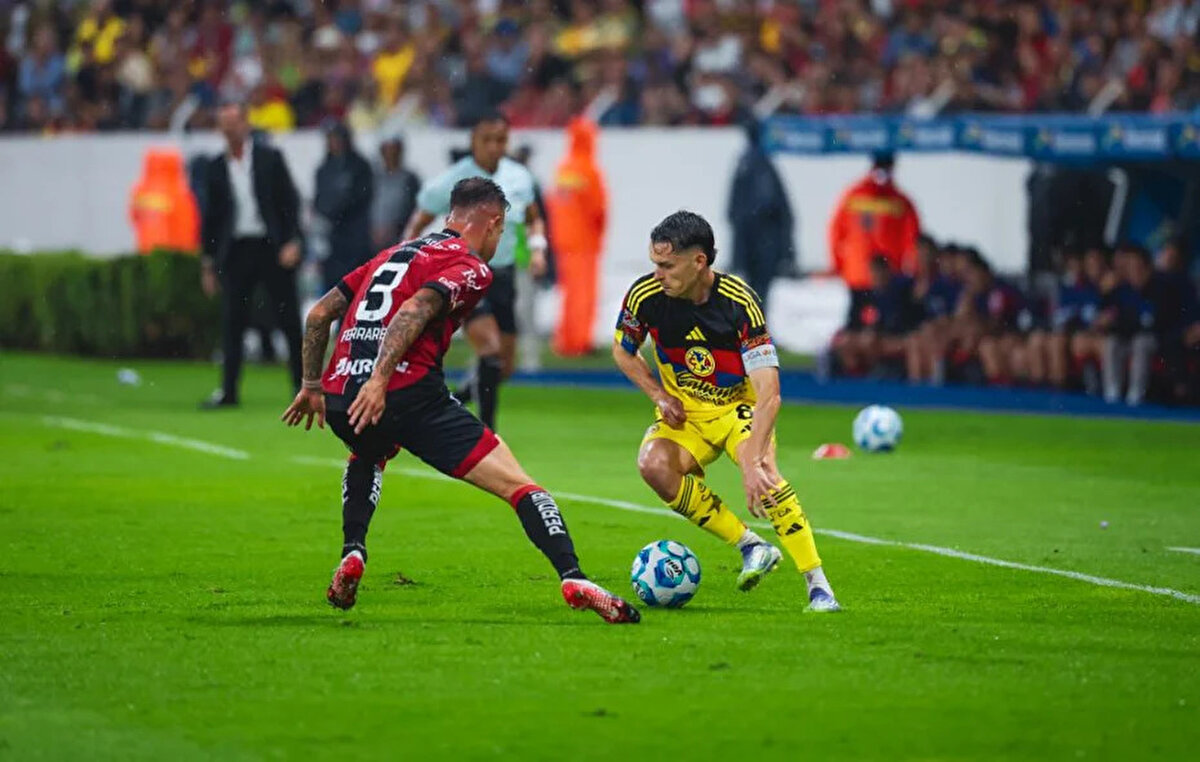 Fransız yıldız, 89. dakikada attığı golle Club America'yı 3-2 öne geçirdi ve galibiyetin mimarı oldu. Maximin golü sonrası hemen yedek kulübesine koşarak sevincini arkadaşlarıyla paylaşırken, tribünde ise adeta kıyamet koptu. Taraftarlar son dakikalarda gelen golü büyük coşkuyla kutladı.