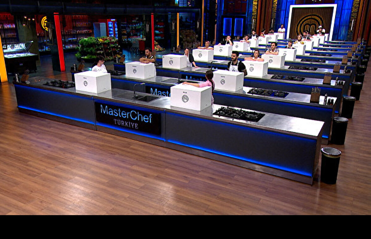 MasterChef’te yoluna kimler devam ediyor?<br><br>24 Ağustos 2025 tarihli eleme bölümünün ardından yarışmaya veda eden isim Bilal olurken, Hilal, Ayten, Cansu, Sezer, İhsan ve Mert ise bir sonraki haftaya adını yazdırmayı başardı.<br><br>👉 Sonuç olarak: 24 Ağustos 2025 MasterChef Türkiye’de yarışmaya veda eden isim Bilal oldu. Hilal ise potadan kurtularak hayallerine devam etme şansı yakaladı.