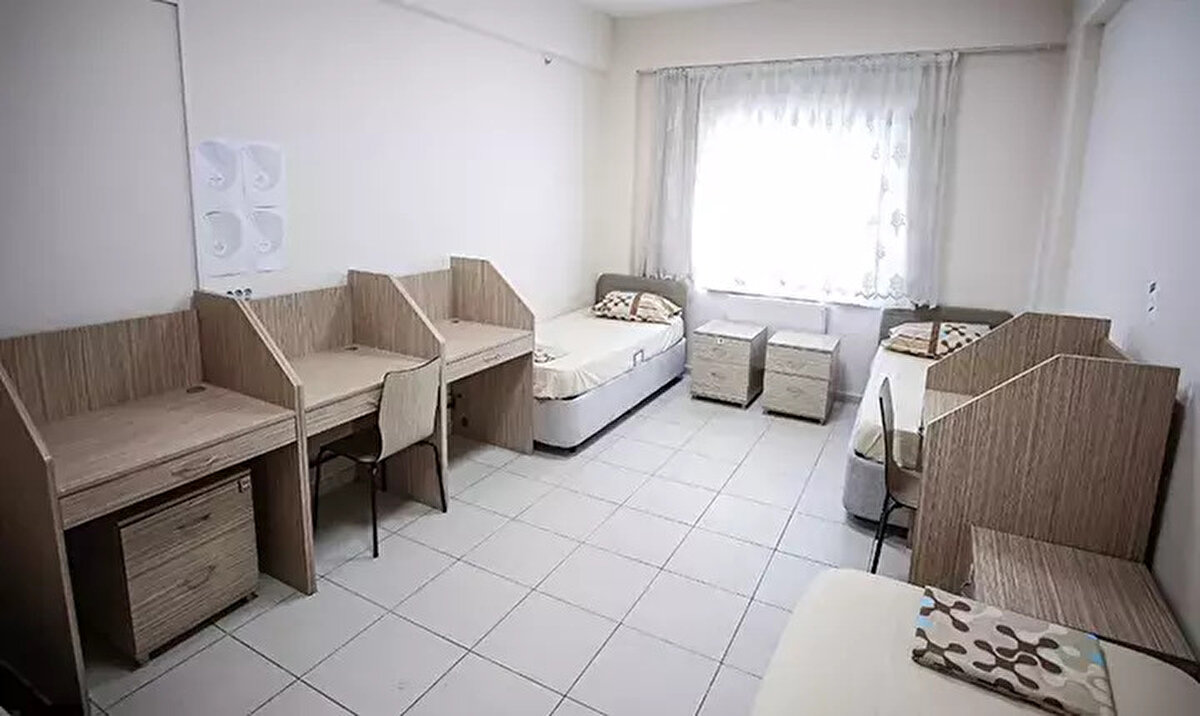 KYK Yurt Başvuruları 2025-2026 Ne Zaman Başlayacak?<br><br>2025-2026 eğitim öğretim yılı için KYK yurt başvuru tarihleri henüz açıklanmadı. Ancak geçen yıl başvurular, YKS tercih sonuçları açıklandıktan yaklaşık bir hafta sonra başlamıştı. Bu yıl da benzer bir takvim bekleniyor.<br><br>Öğrenciler, açıklanan tarihlerde e-Devlet Kapısı üzerinden başvuru yapabilecek.