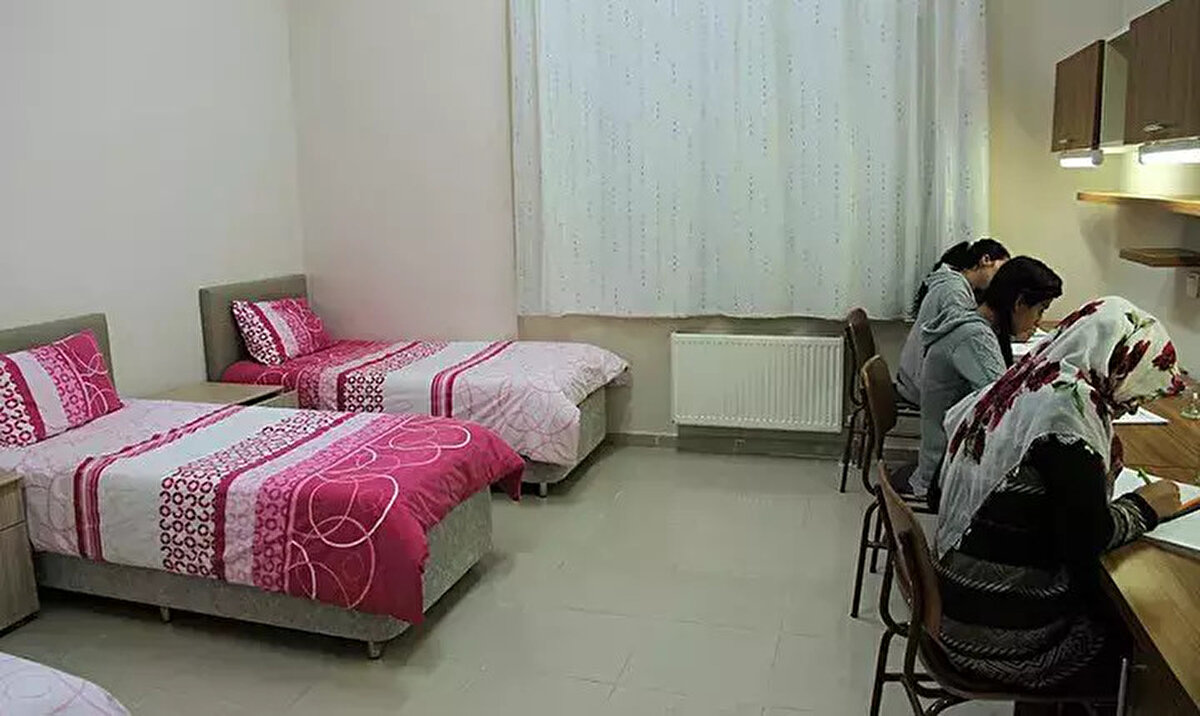 KYK Yurt Ücretleri 2025-2026 Ne Kadar?<br><br>2025-2026 eğitim yılı için KYK yurt ücretleri henüz açıklanmadı. Ancak geçtiğimiz yıl uygulanan ücretler şu şekildeydi:<br><br>1. Tip Yurt: 517,50 TL<br><br>2. Tip Yurt: 607,50 TL<br><br>3. Tip Yurt: 607,50 TL<br><br>4. Tip Yurt: 720 TL<br><br>5. Tip Yurt: 765 TL<br><br>6. Tip Yurt: 855 TL<br><br>KKTC Yurtları: 1.125 TL<br><br>Yeni ücretler açıklandığında öğrencilerin bütçelerine göre tercih yapabilmesi için güncel tablolar GSB tarafından paylaşılacak.