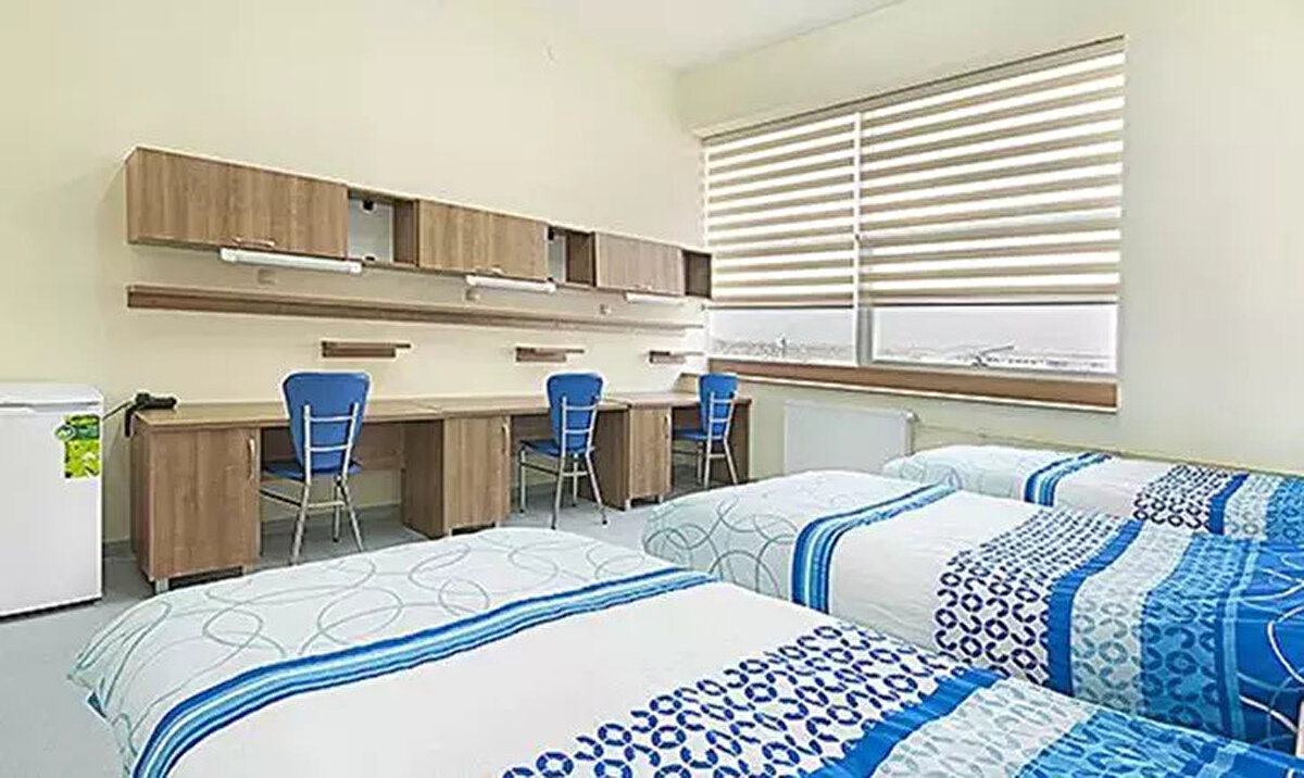 KYK Yurt Başvuruları İçin Gözler GSB’de<br><br>2025-2026 KYK yurt başvuruları için öğrencilerin gözü Gençlik ve Spor Bakanlığı’ndan gelecek açıklamada. Başvuru tarihleri açıklandığında öğrenciler, e-Devlet üzerinden kolayca KYK yurt başvurusu yapabilecek.<br><br>Bu süreçte adayların başvuru şartlarını dikkatle incelemesi, güncel yurt ücretlerini takip etmesi ve belgelerini eksiksiz hazırlaması öneriliyor.