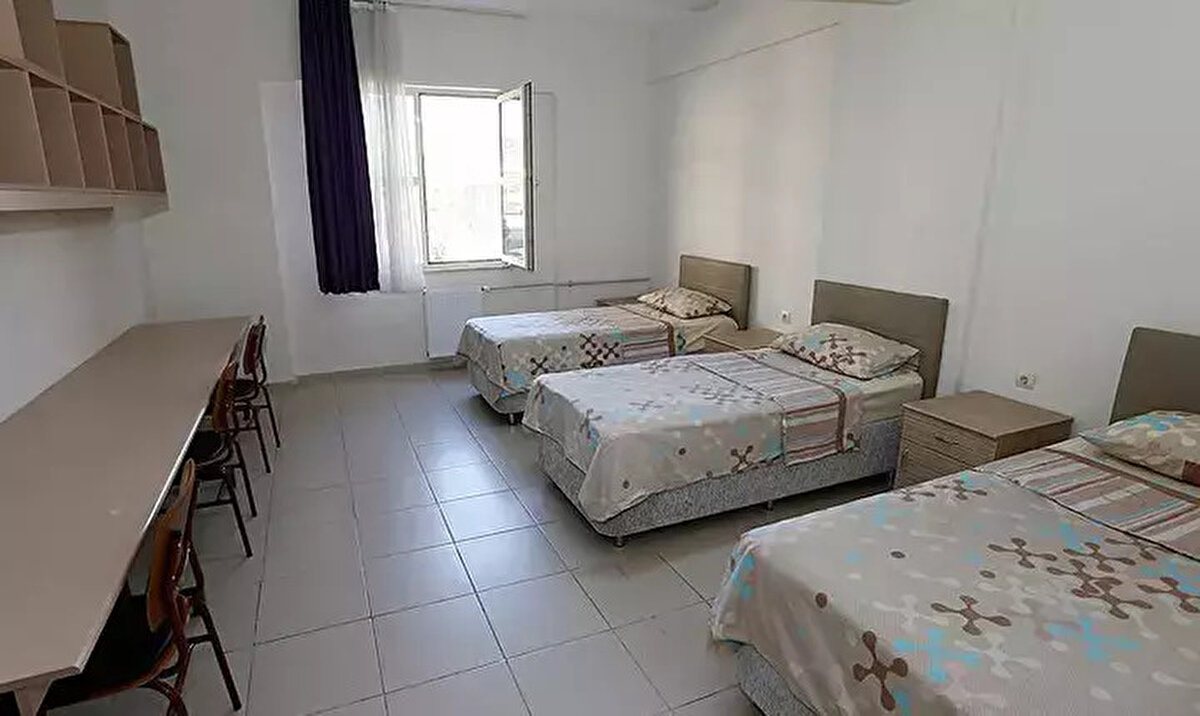 KYK Yurt Başvurusu Nasıl Yapılır?<br><br>KYK yurt başvuruları yalnızca e-Devlet üzerinden gerçekleştiriliyor. Başvuru için:<br><br>e-Devlet şifresi (PTT’den alınabilir) ya da internet bankacılığı, e-imza, mobil imza, T.C. kimlik kartı gibi giriş yöntemlerinden biri gerekiyor.<br><br>Öğrenciler, başvuru ekranında yer alan bilgilerini kontrol ederek gerekli onayları vermeli.