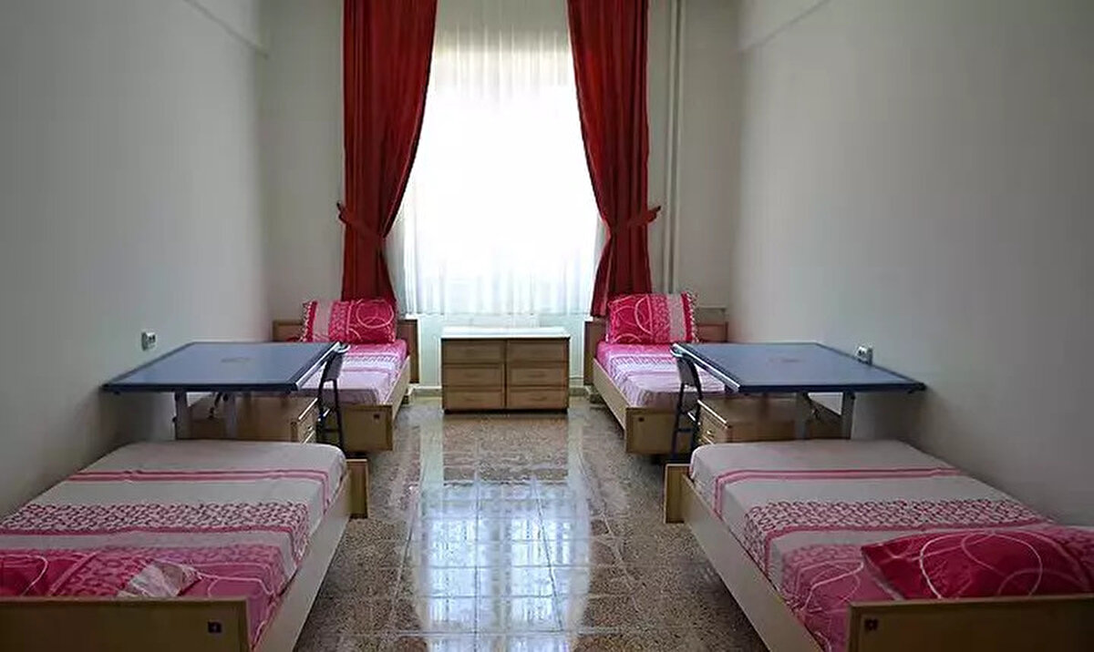 KYK Burs ve Yurt Başvuruları Birlikte mi Oluyor?<br><br>KYK yurt başvuruları ile KYK burs/kredi başvuruları farklı tarihlerde yapılmaktadır. Yurt başvuruları genellikle tercih sonuçları sonrasında, burs/kredi başvuruları ise üniversite kayıtlarının tamamlanmasının ardından başlıyor.