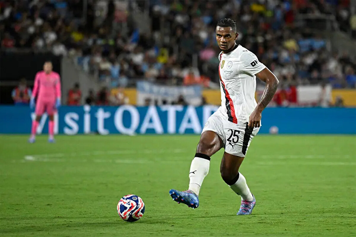 Takımdan ayrılma ihtimali bulunan Akanji'yle Galatasaray ilgileniyor. Sarı-kırmızılılar, Akanji'yi kadrosuna katabilmek için ilk görüşmeyi yaparken Premier Lig takımlarından Crystal Palace, İsviçreli stoperi listesine ekledi.<br>