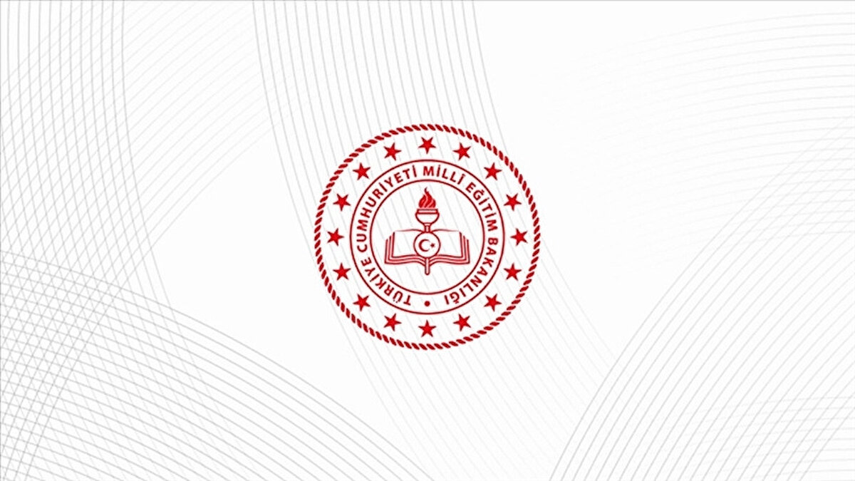 Atama İşlemleri ve Bilgisayar Kurası<br><br>Yer değiştirme atamaları, öğretmenlerin tercihleri ve hizmet puanı üstünlüğü esas alınarak yapılacak. Hizmet puanlarının eşit olması durumunda öncelik şu kriterlere göre belirleniyor:<br><br>Öğretmenlikte hizmet süresi daha uzun olan,<br><br>Öğretmenliğe daha önce başlayan,<br><br>Eşitliğin devam etmesi durumunda ise atamalar bilgisayar kurasıyla gerçekleştirilecek. Atama sonuçları 5 Eylül 2025 tarihinde personel.meb.gov.tr<br> adresinden ilan edilecek.