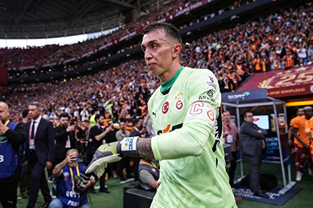 Galatasaray'dan ayrıldıktan sonra Estudiantes'e transfer olan Fernando Muslera, adından söz ettirmeye devam ediyor.<br>