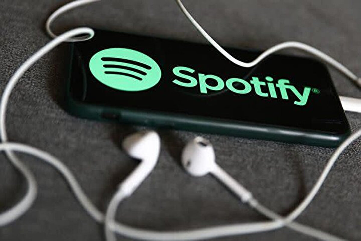 Spotify sosyal özelliklerini artırıyor<br><br>Spotify, son yıllarda platformu sadece müzik dinleme aracı olmaktan çıkarıp daha sosyal bir deneyim sunmaya odaklanıyor. Geçtiğimiz yıl podcast’lere yorum özelliği eklenmiş, video odaklı yeni bir akış sayfası tasarlanmıştı. Şirket, ilerleyen dönemde şarkılara da yorum yapılabileceğinin sinyallerini vermişti.