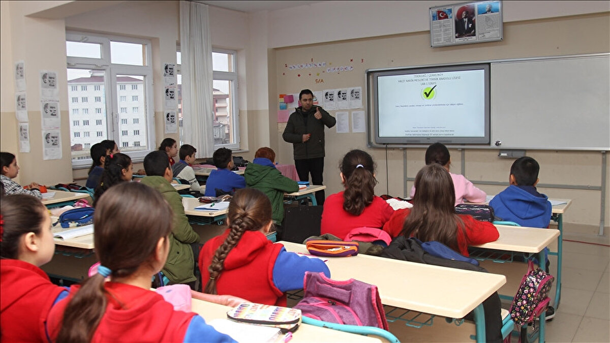 📌 Sonuç olarak, öğretmen adayları için büyük önem taşıyan 10 bin atama süreci çok yakında netlik kazanacak. MEB’den gelecek takvim açıklaması, kontenjan detayları ve branş dağılımı, milyonlarca adayın geleceğini şekillendirecek.