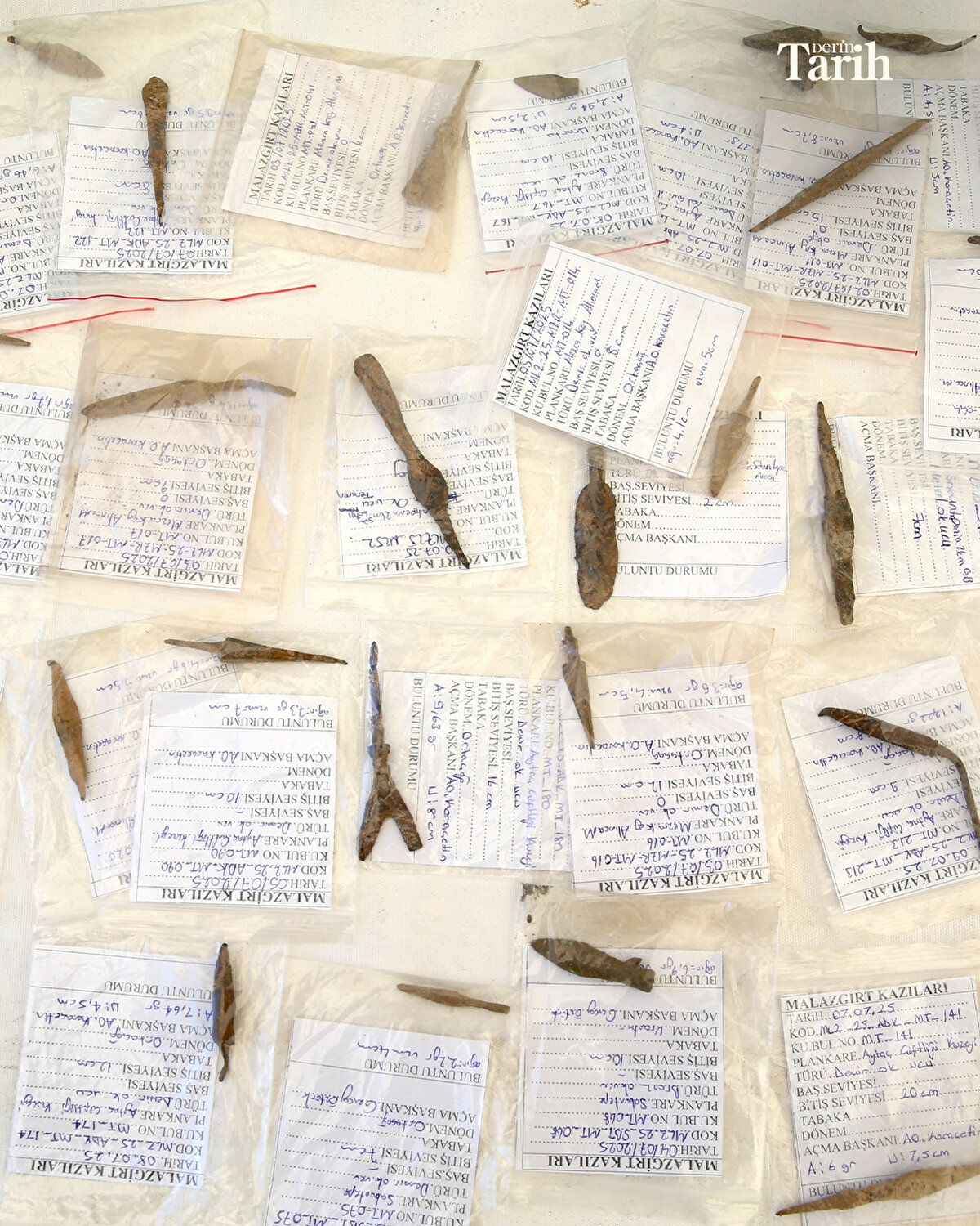 İlçeye 7 kilometre uzaklıktaki Sabuntepe ve Aytaç Düzlüğü arasındaki bölgede yüzey araştırması yapan uzmanlar, 200'e yakın ok ucu, sikke, yüzük, nal çivisi, mühür ve savaşa ait metal obje buldu.