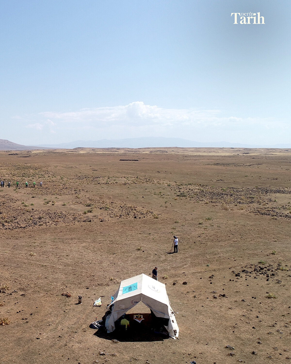 "Bu etapta beklediğimiz gibi yoğun buluntuyla karşılaşıyoruz. Bu da doğru alanda, doğru yöntemle çalıştığımızı göstermesi açısından değerli. Bu etapta yaklaşık 200 metal obje ele geçti. Bunların içinde ok ucu, sikke, yüzük ve çeşitli metal objeler var. Bunların çoğunun doğrudan savaşa ilişkin olduğunu düşünüyoruz. Farklı ebat ve işlevde ok uçları buluyoruz. Bu bölgede hangi birliklerin çarpıştığını görmemiz açısından da ok uçlarının niteliği bizim için çok önemli. Bunları yerinde işliyoruz. Koordinat ve fotoğrafıyla veri bankamıza yüklüyoruz."
