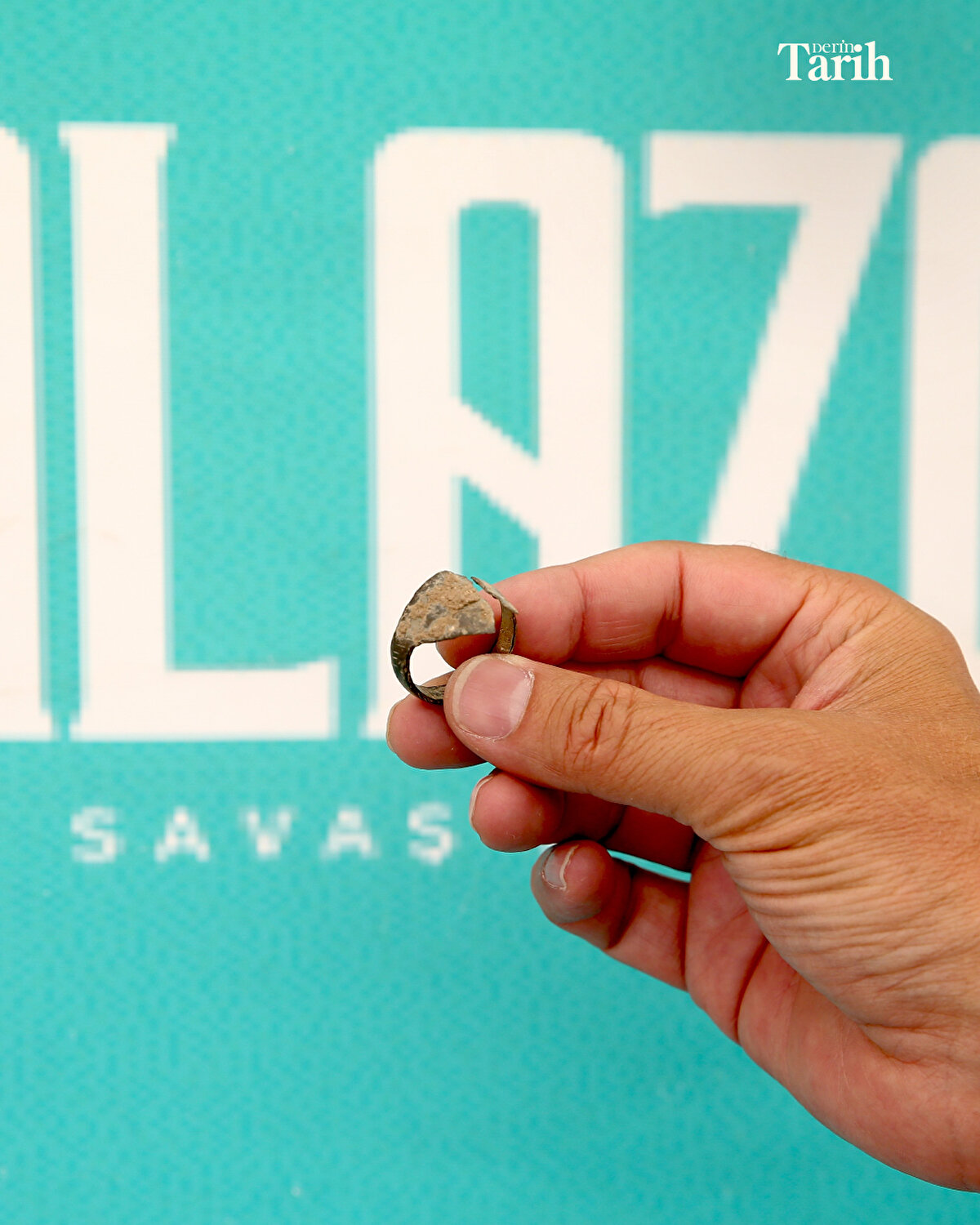 "Tarihimizin en önemli aşamalarından birini teşkil eden ve Anadolu'nun Türk yurdu olma sürecini başlatan Malazgirt Savaşı'nı yerinde tespit etmeye çalışıyoruz. İnterdisipliner bir bakış açısıyla çalışmalarımızı yürütüyoruz. Projenin 6. yılında, 150 kilometrelik geniş bir alanda savaşın geçtiğini düşündüğümüz istikamette sahayı daraltarak hem jeofizik uygulamalar hem de alana ilişkin farklı yöntemlerle çalışmalarımızı sürdürüyoruz. "