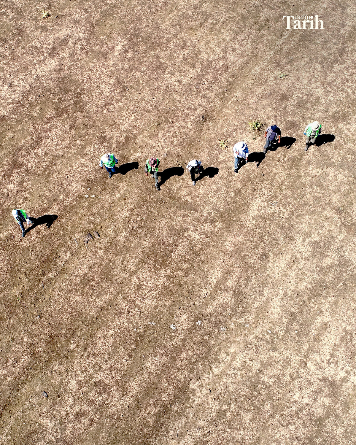"Bilimsel anlamda buluntuları belgeliyoruz, görüntülüyoruz ve raporluyoruz. Daha sonra bunların temizlikleri yapılıyor, işleniyor ve envantere kaydediliyor. Bu buluntuları daha sonra müzeye teslim ediyoruz. Bu yılki çalışmalarımız son derece verimli geçiyor. 6. yılında savaşın geçtiği alanı noktasal olarak belirlemeye dönük araştırmada artık yüzde 70'lere yaklaştık. Savaşın bizim açımızdan hangi aşamalarda, nerede cereyan ettiği büyük oranda belli. Çalışmalar bu çerçevede hızlı ve verimli bir şekilde devam ediyor."