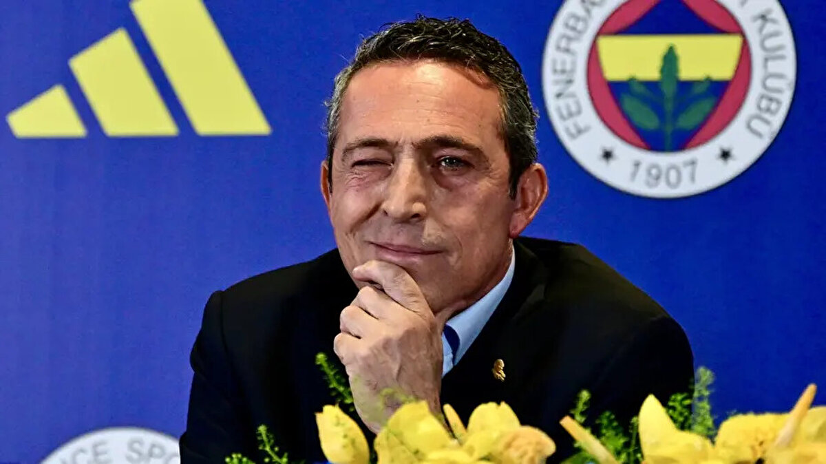 3 milyon euro prim kararı<br><br>0-0'ın rövanşında yarın Benfica deplasmanına çıkacak olan Fenerbahçe'de Başkan Ali Koç, Şampiyonlar Ligi'ne kalınması durumunda takıma dev prim dağıtma kararı aldı. Sabah'a göre bu rakam 3 milyon euro olacak.<br>