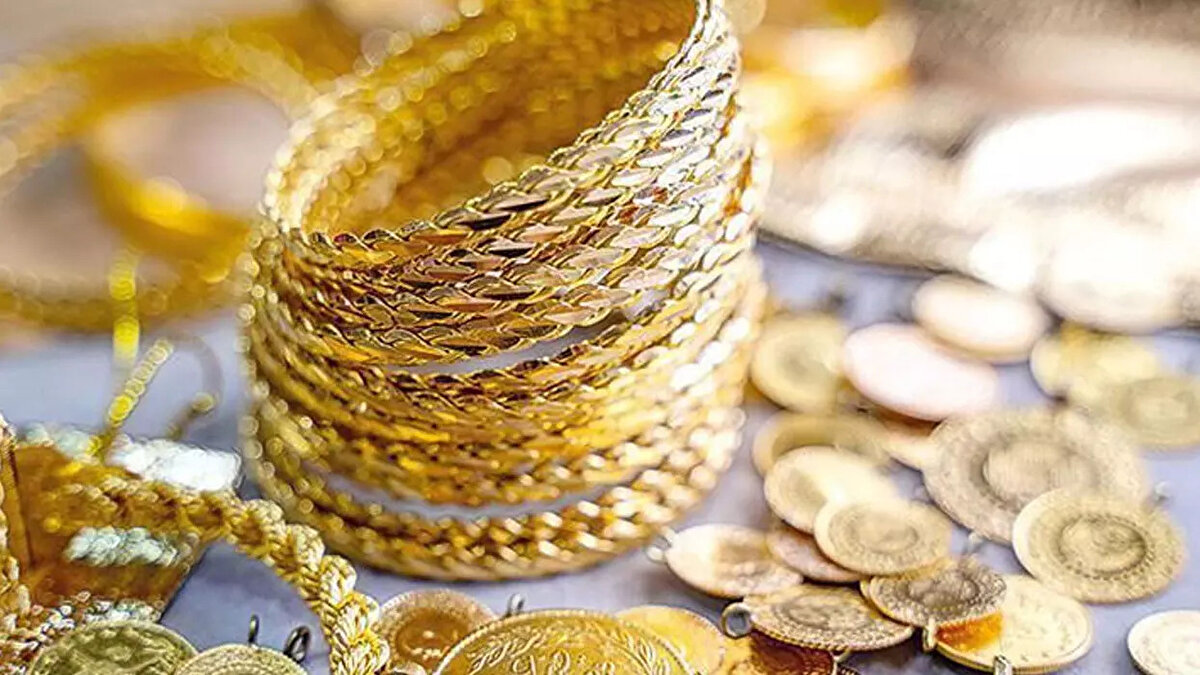 Altın Fiyatları Neden Değişiyor?<br><br>Altın fiyatları, ons altın fiyatındaki değişim, döviz kurları, küresel ekonomik gelişmeler ve merkez bankalarının para politikalarıyla doğrudan etkileniyor. Özellikle jeopolitik riskler ve ABD Merkez Bankası (Fed) kararları yatırımcıların altına olan ilgisini artırabiliyor.